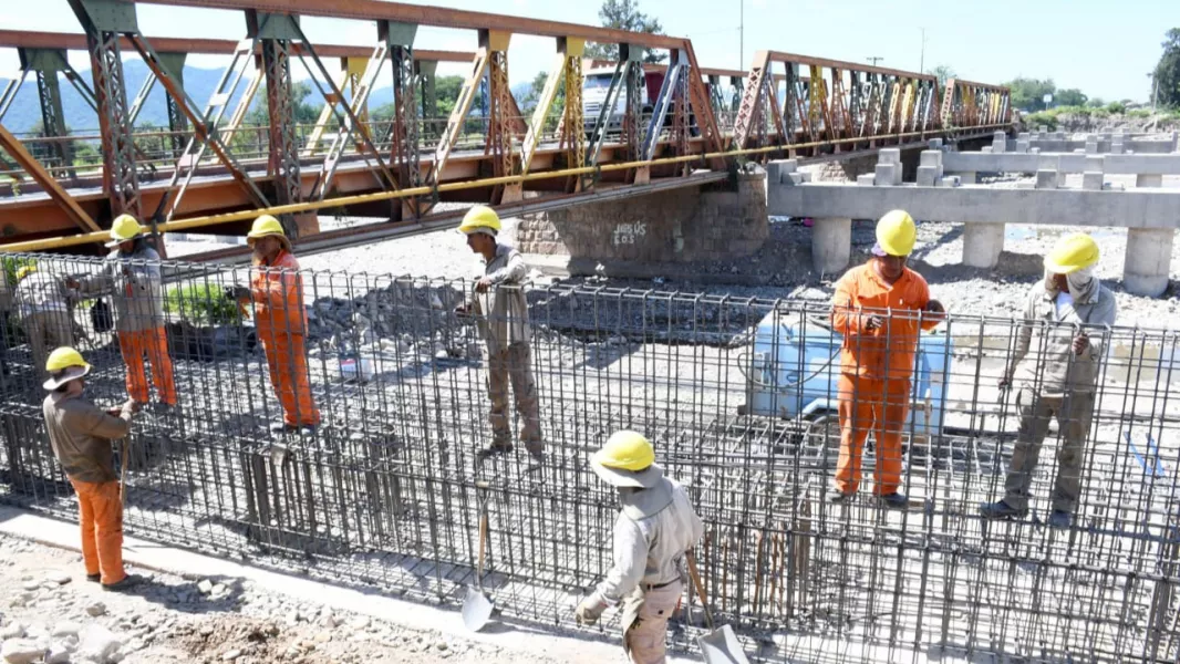 107367-la-proxima-semana-iniciara-la-colocacion-de-vigas-del-primer-puente-sobre-el-rio-vaqueros