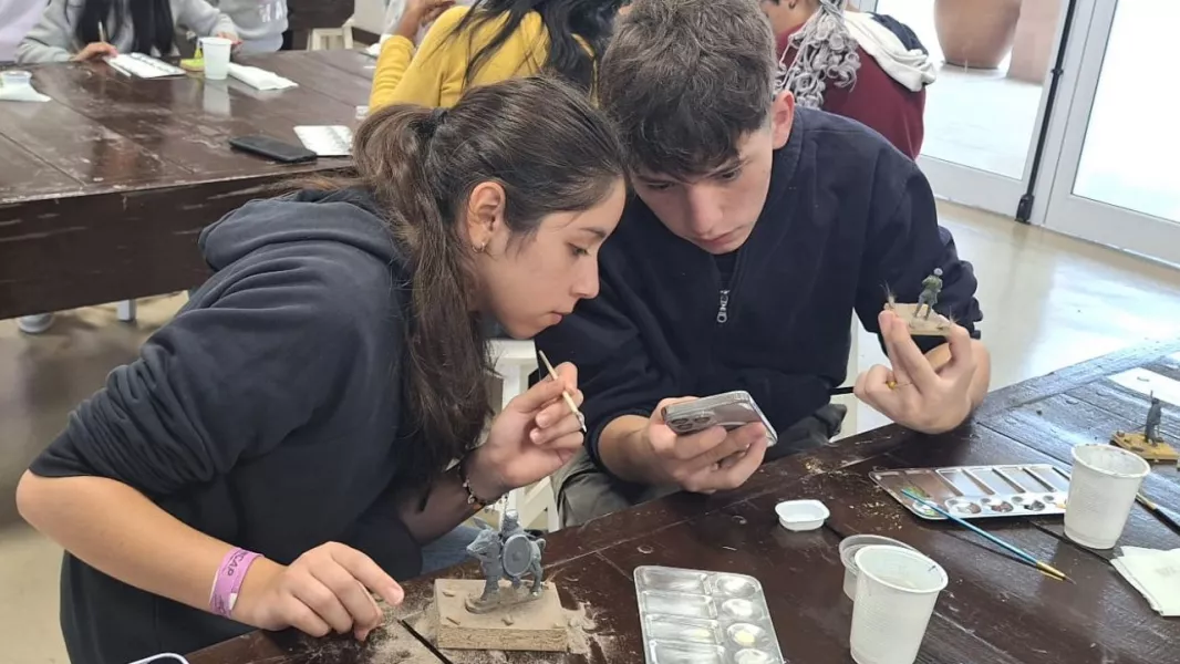 106992-este-domingo-se-realizara-un-taller-de-pintura-de-figuras-en-el-mercado-artesanal-de-salta